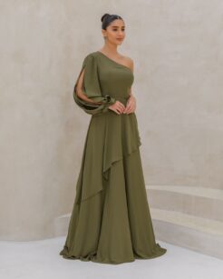 Vestido verde oliva um ombro só, manga longa